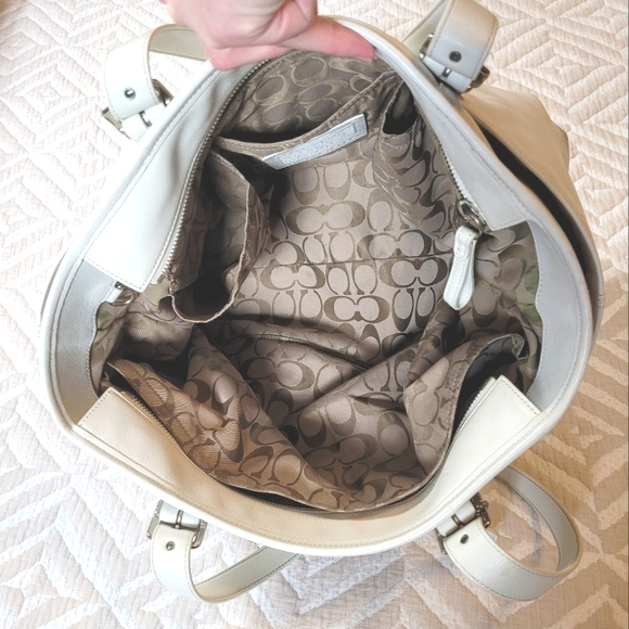 Coach zip top handbag with diaper pad in white leather - Picture 5 of 16